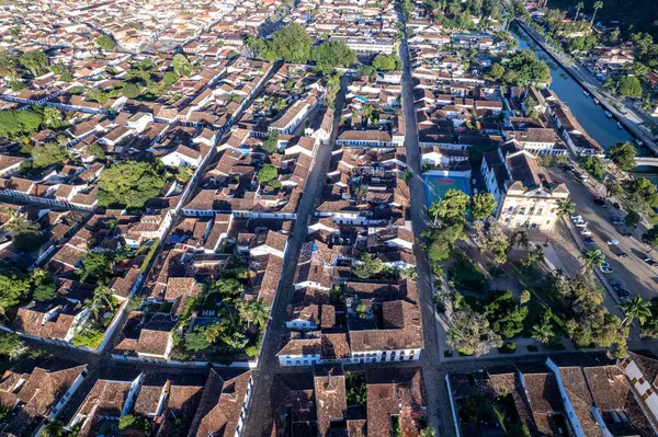 Paraty, Rio de Janeiro, Brezilya 'nın Tarihi Sokakları ve Büyüleyici Çatılarını Keşfedin.