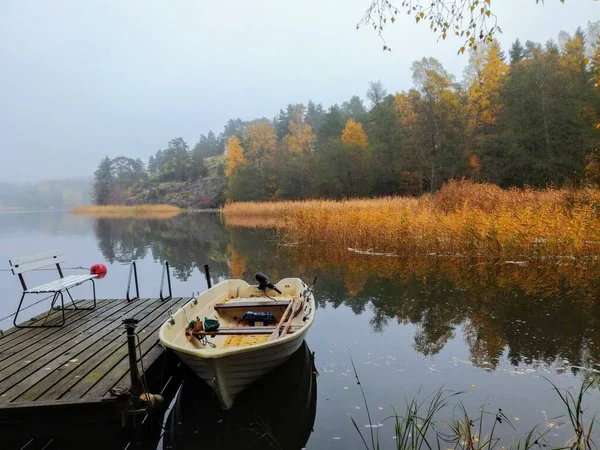 Colofrul Podzimní Krajina Dřevěným Mola Loď Klidné Vodě Lesní Žluté — Stock fotografie