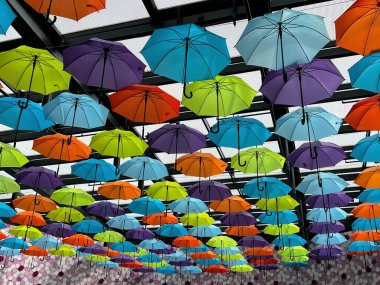 Hırvatistan 'ın Split kentindeki alışveriş merkezinin cam tavan tavanına karşı açık şemsiyeli güzel renkli montaj