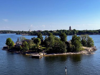 Finlandiya 'nın Helsinki kenti yakınlarındaki takımadalarda geleneksel Fin yazlıklarına ve yeşil ağaçlara sahip özel ada