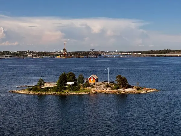 Finlandiya 'nın Helsinki kenti yakınlarındaki takımadalarda geleneksel Fin yazlıklarına ve yeşil ağaçlara sahip özel ada