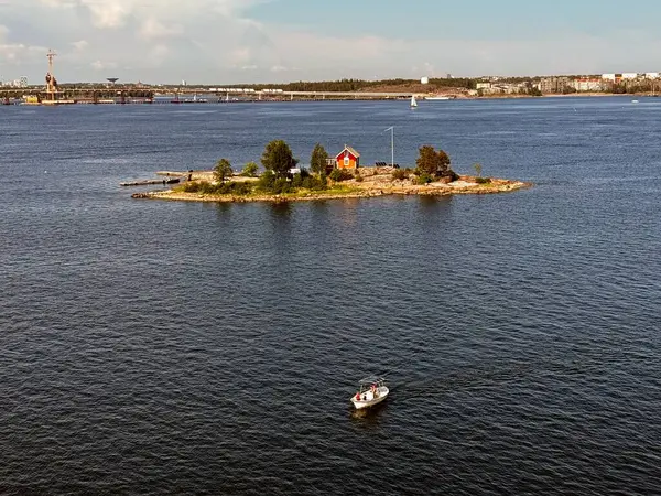 Finlandiya 'nın Helsinki kenti yakınlarındaki takımadalarda geleneksel Fin yazlıklarına ve yeşil ağaçlara sahip özel ada