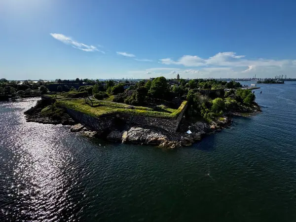 Yaz öğleden sonra Helsinki 'deki Suomenlinna adası yakınlarındaki kalede güneş ışığı yansıyor