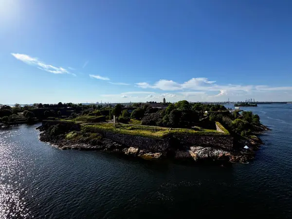 Finlandiya, Helsinki 'deki Suomenlinna deniz kalesinin bereketli yeşil ve kayalık kıyılarıyla panoramik yaz manzarası