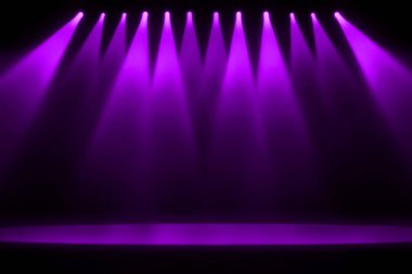 Koyu arkaplanda mor ışıkları olan sahne