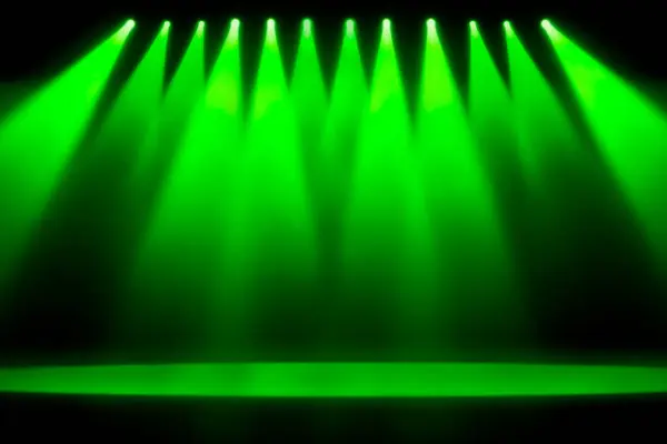 舞台背景の緑色のスポットライト — ストック写真