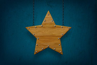 Mavi arkaplanda boş tahta tabela