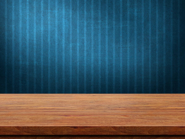 деревянный стол и синий фон стены