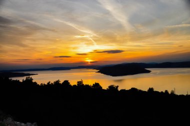 Denizin üzerinde güzel bir gün batımı