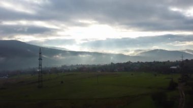 Karpat Dağları 'ndaki elektrik hatları. Ukrayna. hava durumu