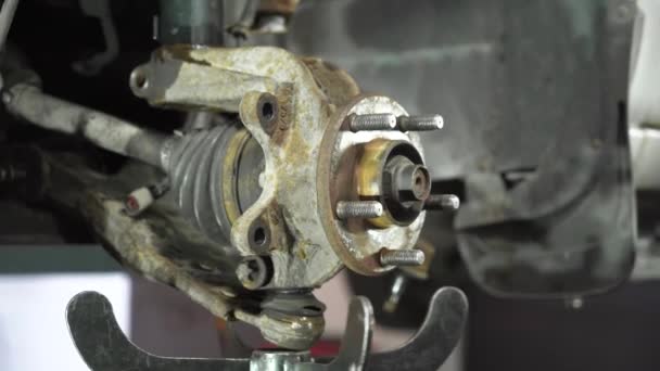 汽车修理工修理一辆旧车 汽车修理店 悬臂替换 — 图库视频影像