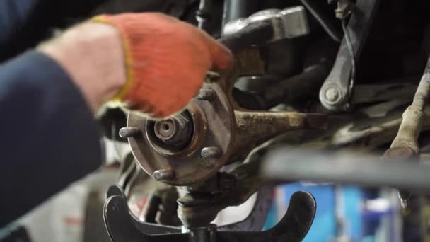 Молодой Автомеханик Ремонтирует Старый Автомобиль Демонтаж Старых Деталей — стоковое видео