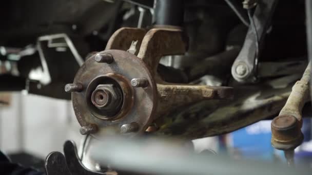 汽车修理工修理一辆旧车 汽车修理店 拆卸旧零件 — 图库视频影像