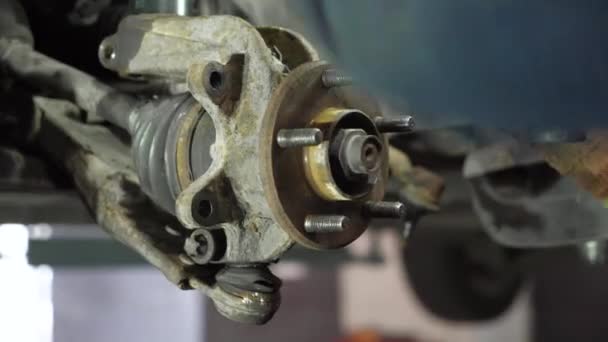 Auto Monteur Reparaties Een Oude Gebruikte Auto Auto Reparatiewerkplaats Verwijdering — Stockvideo