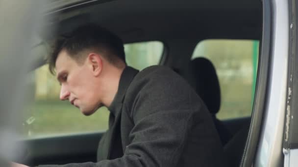 Jovem Motorista Carro Inspecionando Seu Primeiro Carro Close — Vídeo de Stock