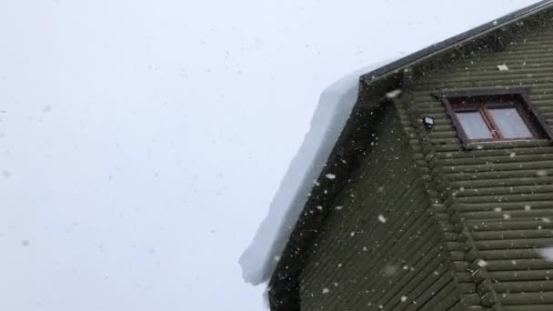Χιονοθύελλα Οροφή Του Σπιτιού Είναι Καλυμμένη Χιόνι Σπίτι Στα Βουνά — Αρχείο Βίντεο