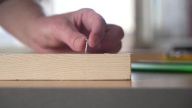 Erkek bir zanaatkar tornavidayla kendini beceriyor.