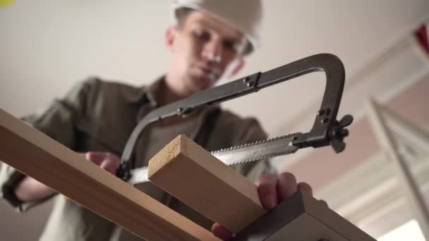 Man Hantverkare Arbetar Med Träplankor Med Hjälp Träbearbetande Pussel — Stockvideo
