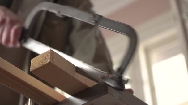 Mannelijke Ambachtsman Werkt Met Houten Planken Met Een Houtbewerkingsdecoupeerzaag — Stockvideo