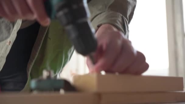 Erkek Zanaatkar Odunla Bir Atölyede Çalışıyor Elektrikli Alet Yakın Plan — Stok video