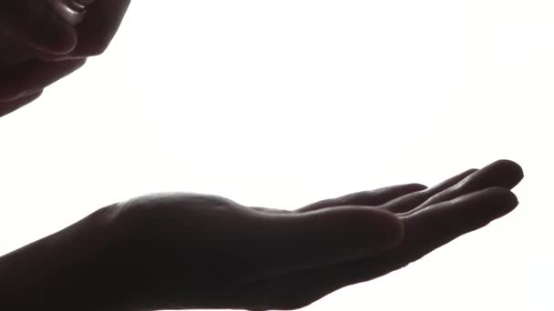 Mann Sprüht Desinfektionsmittel Auf Seine Handfläche Auf Weißem Grund Antiseptisch — Stockvideo