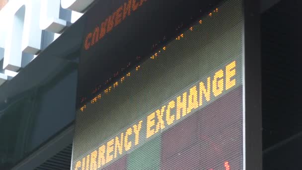 乌克兰语和英语两种语言的Led电子信号板货币交易所 — 图库视频影像