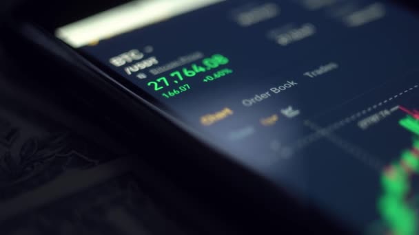 Real Time Analyse Van Cryptogeld Markt Een Smartphone Macro — Stockvideo