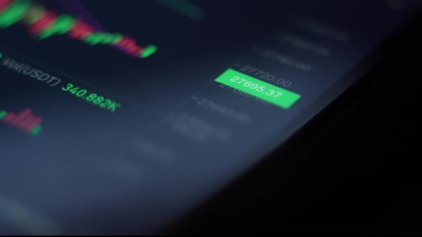 Hombre Negocios Utiliza Teléfono Inteligente Para Comprobar Precio Bitcoin Mercado — Vídeo de stock