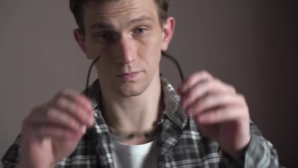 Młody Człowiek Zamyka Laptopa Ciężkim Dniu Pracy Zdjął Okulary Otarł — Wideo stockowe