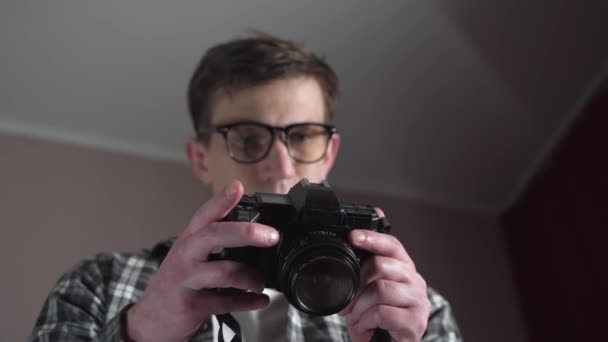 Jeune Hipster Regarde Une Photo Sur Caméra — Video
