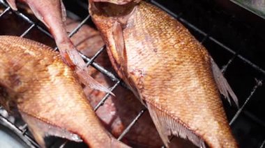 Izgarada füme altın balık.