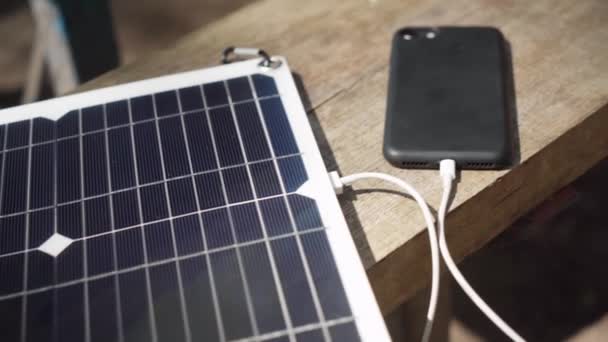 Mengisi Smartphone Dengan Panel Surya Portabel Berkemah — Stok Video