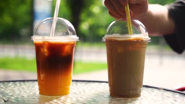 冷たいコーヒーを２杯アイスで飲む テラス — ストック動画