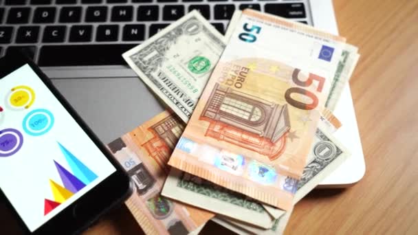 Billetes Dólar Euros Portátil Inversiones Activos Con Ayuda Internet — Vídeos de Stock
