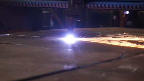 重工業用Cncレーザーカッターにより金属加工がカットされます 精密製造について — ストック動画