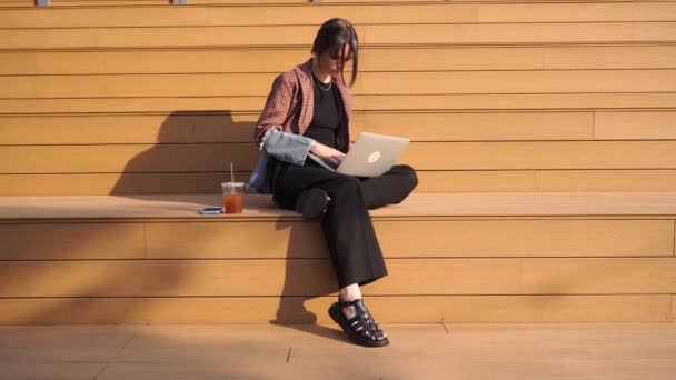 Genç Çekici Esmer Öğrenci Kampüste Dizüstü Bilgisayarında Çalışıyor Hippi Kıyafeti — Stok video
