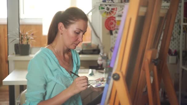 Canvas Artistry Brunette Artist Paints Creative Studio — Stockvideo