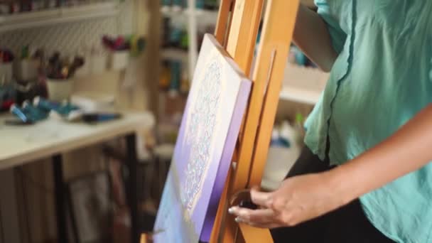 Kobieta Artystka Przygotowuje Sztalugę Pracy Domu — Wideo stockowe