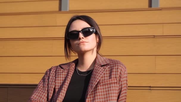 Retrato Jovem Morena Feliz Usando Óculos Sol Fundo Madeira Close — Vídeo de Stock