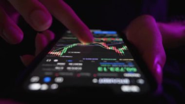 Kadın girişimci kripto değiş tokuşunda ticaret yapıyor. Akıllı telefon. Koyu arkaplan