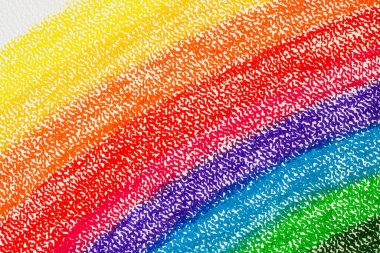 Gökkuşağı renkleri renkli pastel kalemler kullanarak sanat kağıdına harmanlanmış.