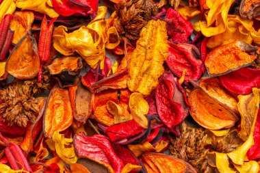 Potpourri. Kurutulmuş aromatik çiçek yaprakları ve kokulu bitkilerin karışımı. Aromaterapi ve el yapımı.