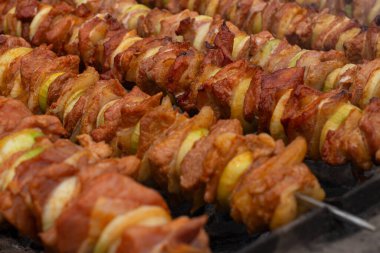 Domuz eti ve soğandan yapılmış klasik shashliks. Geleneksel shashliks