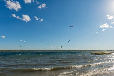 Kiteboardcular gölde rüzgarlı havanın tadını çıkarıyorlar