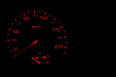 Aydınlatılmış araç hız göstergesi siyah arka planda izole edildi. Metnin için boş bir boşluğu olan otomotiv kavramı