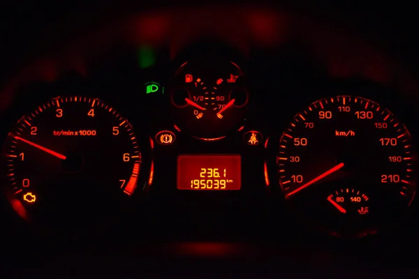 完全な自動車メートルを示す車のコックピット制御パネル 照光式車両メートル — ストック写真