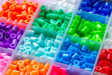 Mini boncuk kutusu seti. Çocukların yaratıcılığı ve motor becerileri için yenilikçi bir oyuncak. Silindir şeklindeki boncukların karışımı.