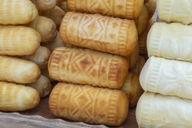 Polonya 'nın Tatra Dağları bölgesinde koyun sütünden yapılmış geleneksel füme peynir yığını.