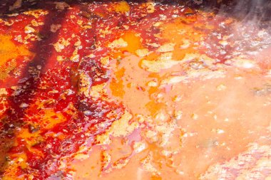 Tam porsiyon sıcak sucuklu gulaş. Geleneksel Macar çorbası. Klasik tarif işte. Gıda arkaplanı