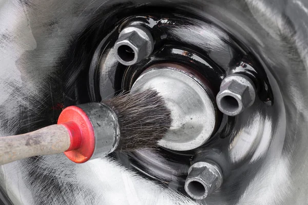 古い錆ついた車輪の精製プロセス 抽出ガソリンを使用して塗料ジョブの前に金属表面をクリーニング ストック画像